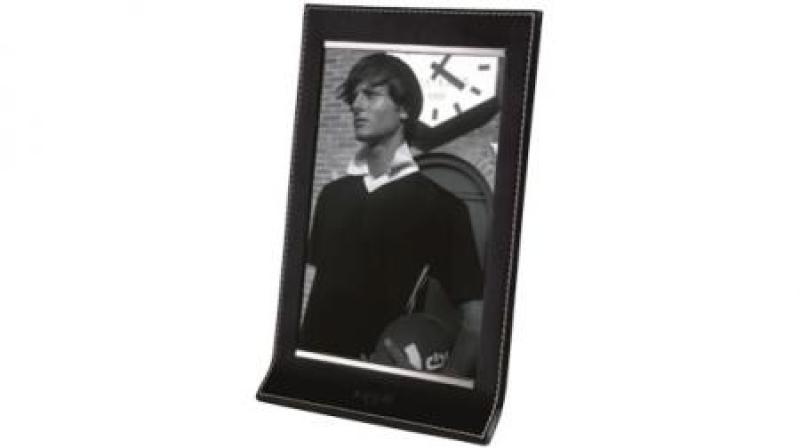 BALMAIN PHOTO FRAME â€“ For 10,4 cm x 16,6 cm picture, with velvet pouch